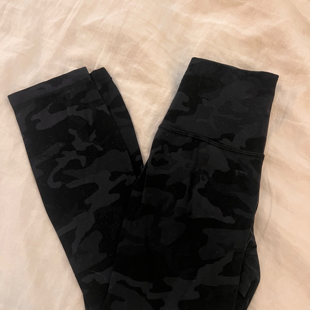 lululemon cropped camo aligns